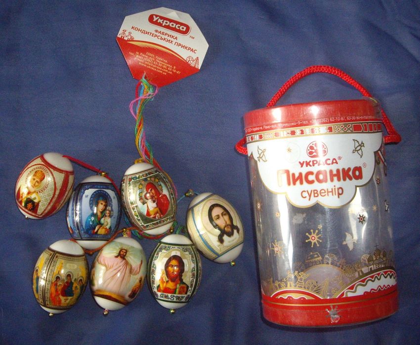 Прикраса на кошик з квіток на Паску Великдень