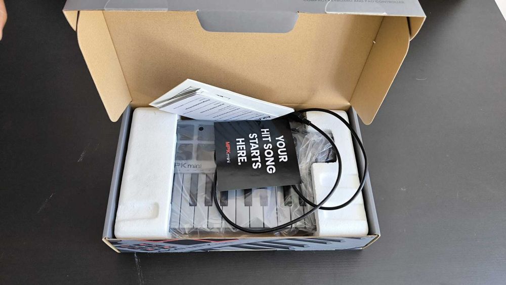 Akai MPK Mini MK3 Grey – Controlador MIDI 25 Teclas + 8 Pads