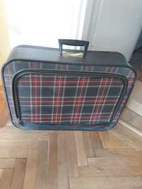 Stara walizka na suwak