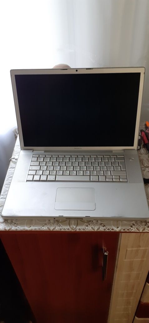 Продам Макбук 15,4"