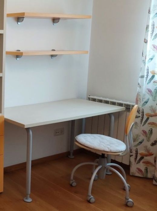 Secretária, cadeira e 2 prateleiras (ótimo estado)