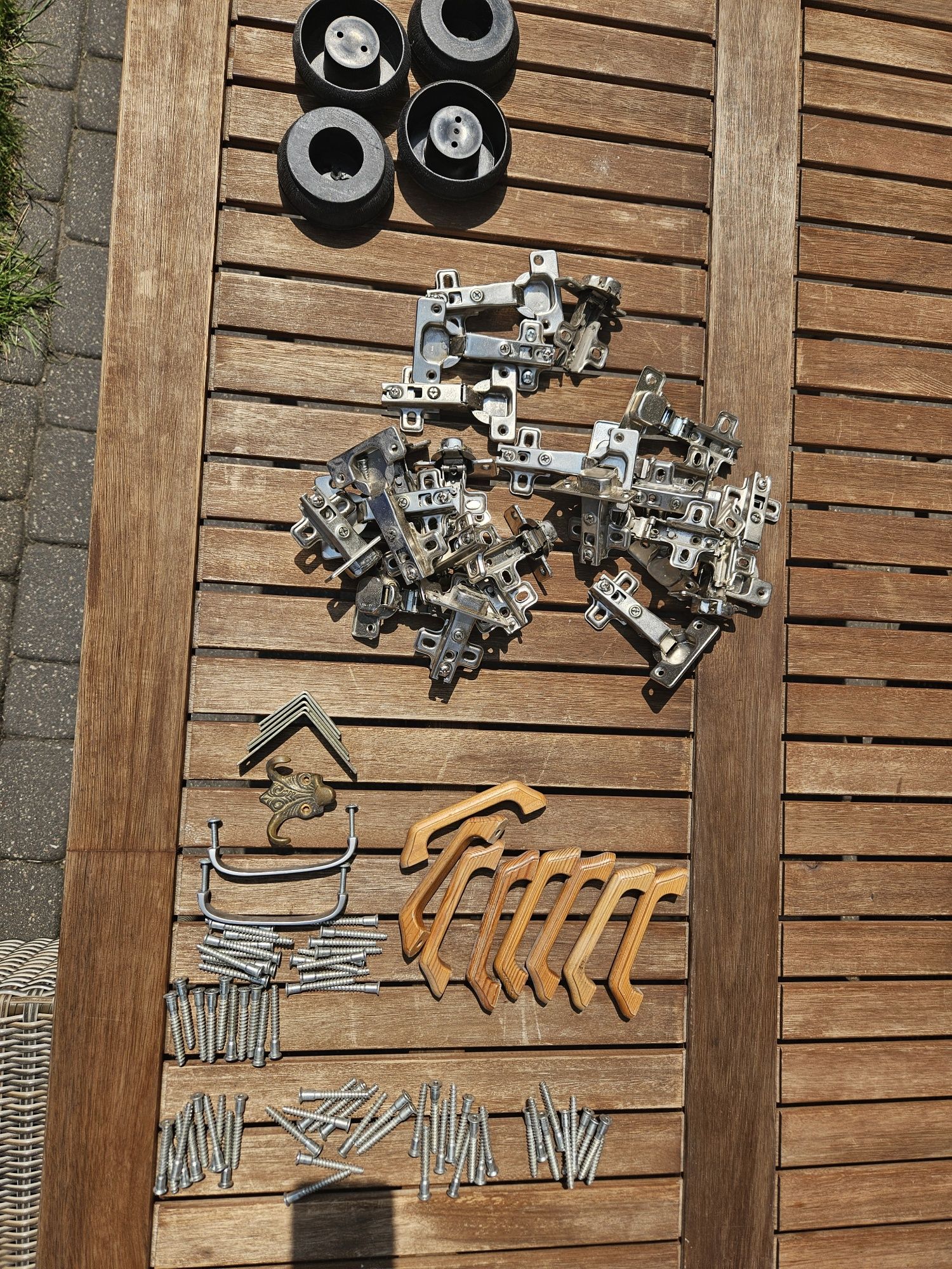 Zawiasy, uchwyty, konfirmaty, nóżki