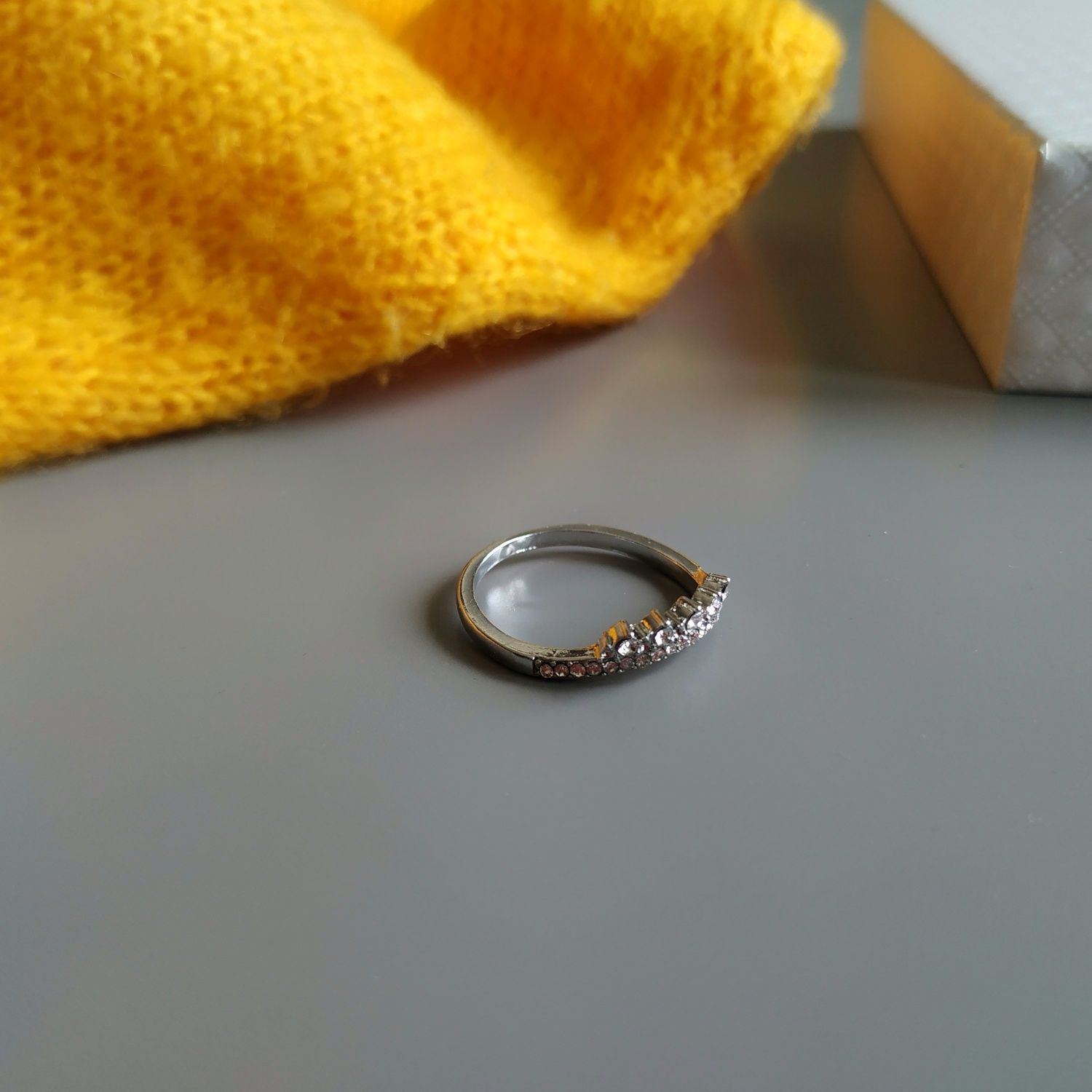 Srebrny pierścionek damski z kamieniami