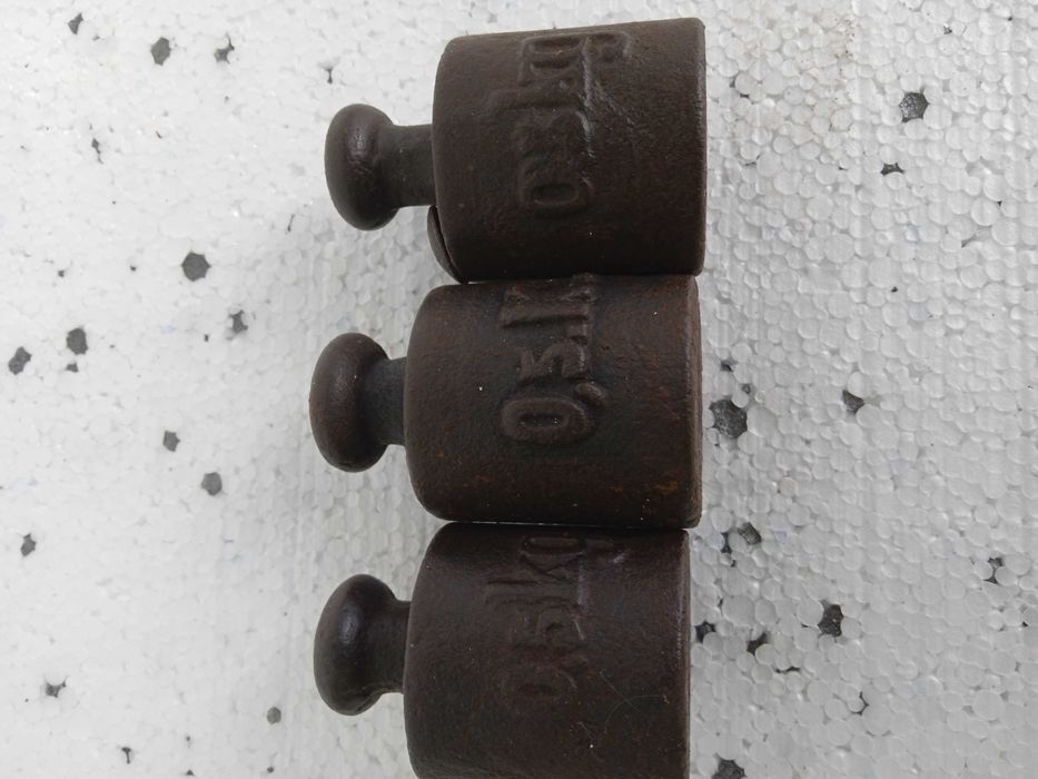 Stare odważniki 0,5 kg do wagi szalkowej