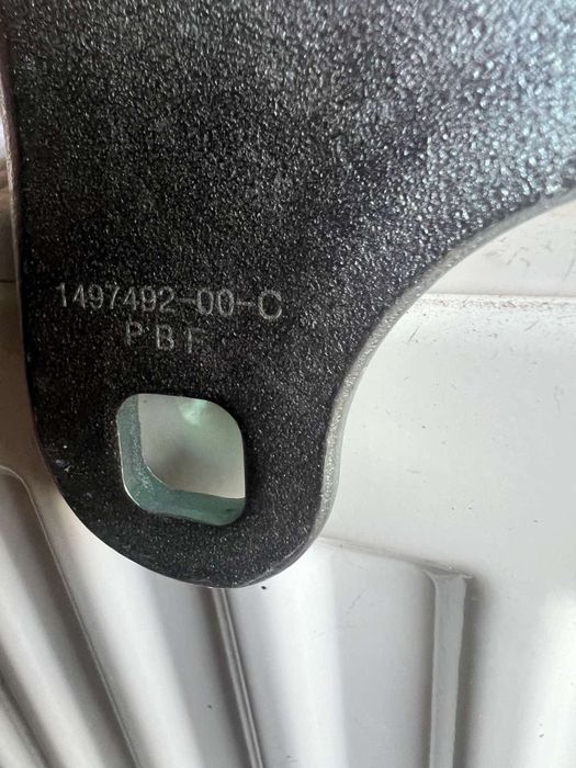 Петлі Tesla model y