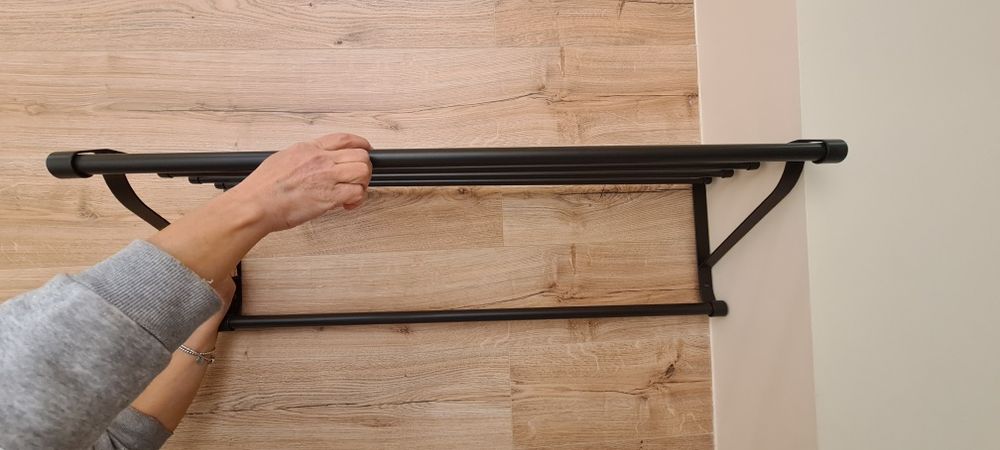 полка для головных уборов и галошница для обуви.