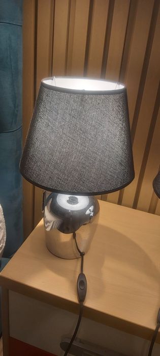 Candeeiros de cor preta e cinza