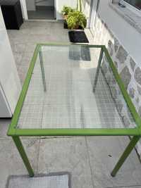 Mesa com pés verdes metálicos com tampo de vidro