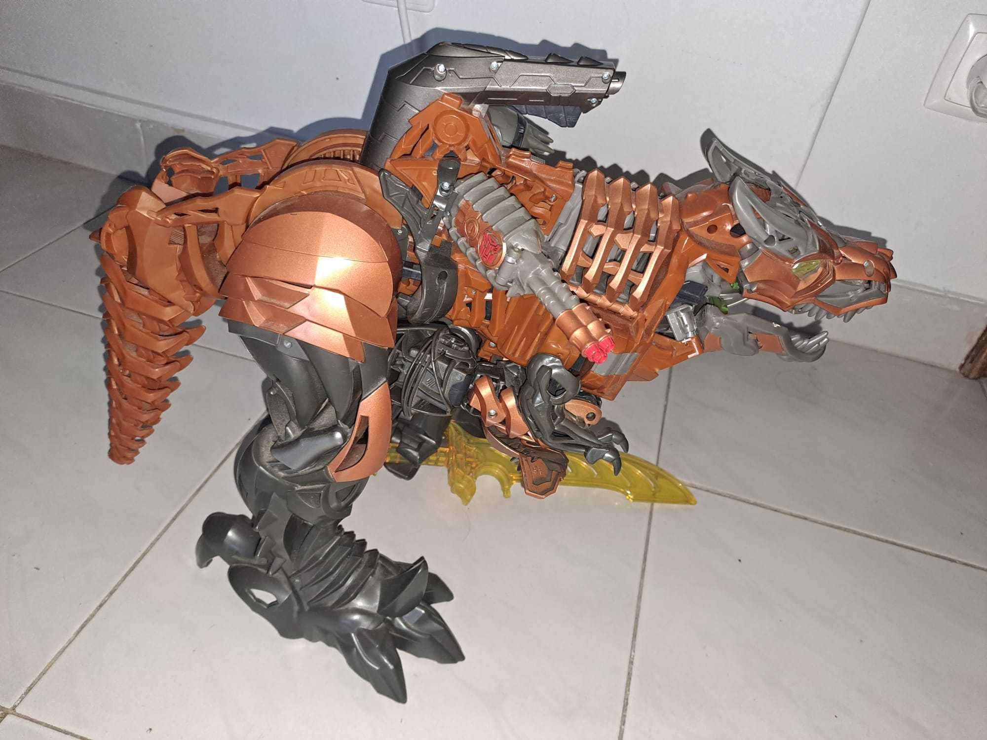 Dinossauro Transformers a pilhas