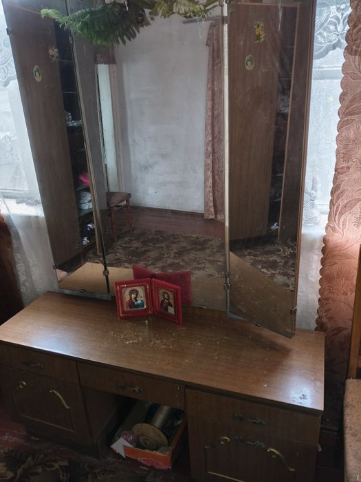 Сервант з трьома дзеркалами