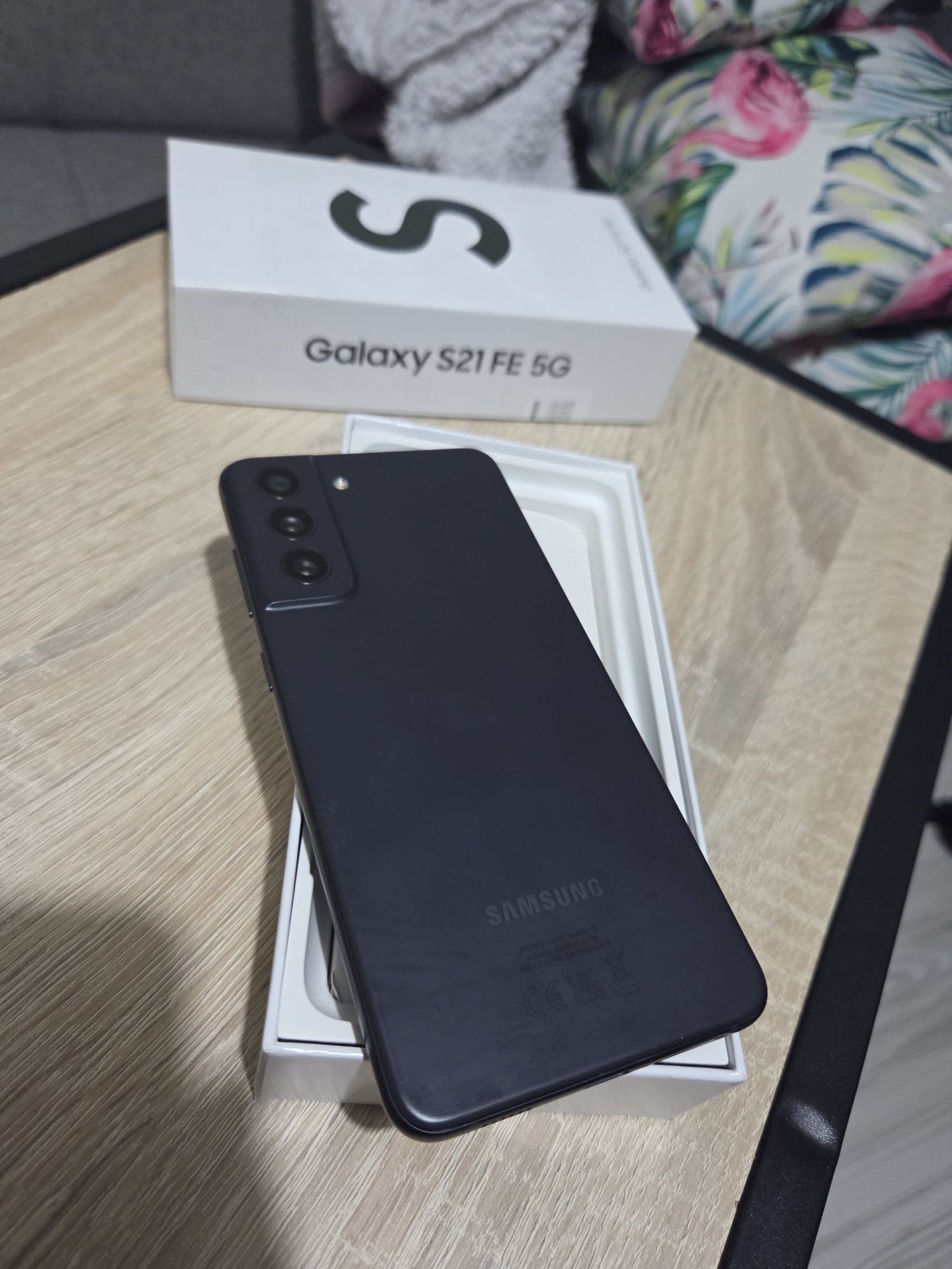 Samsung S21 FE 5G + etui Spigen + folia