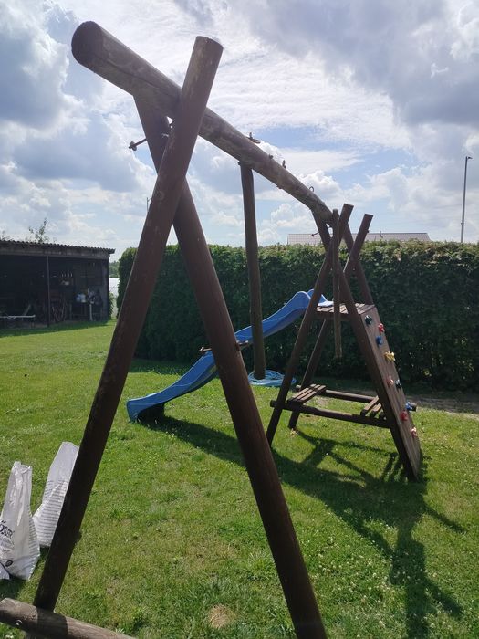 Plac zabaw ślizgawka huśtawka wspinaczka