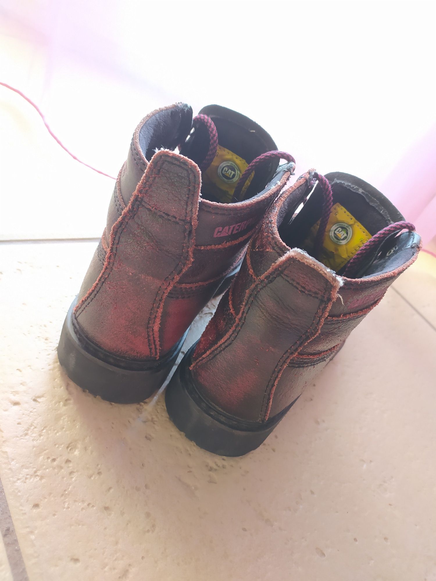 Botas em Bourdeaux da marca CAT