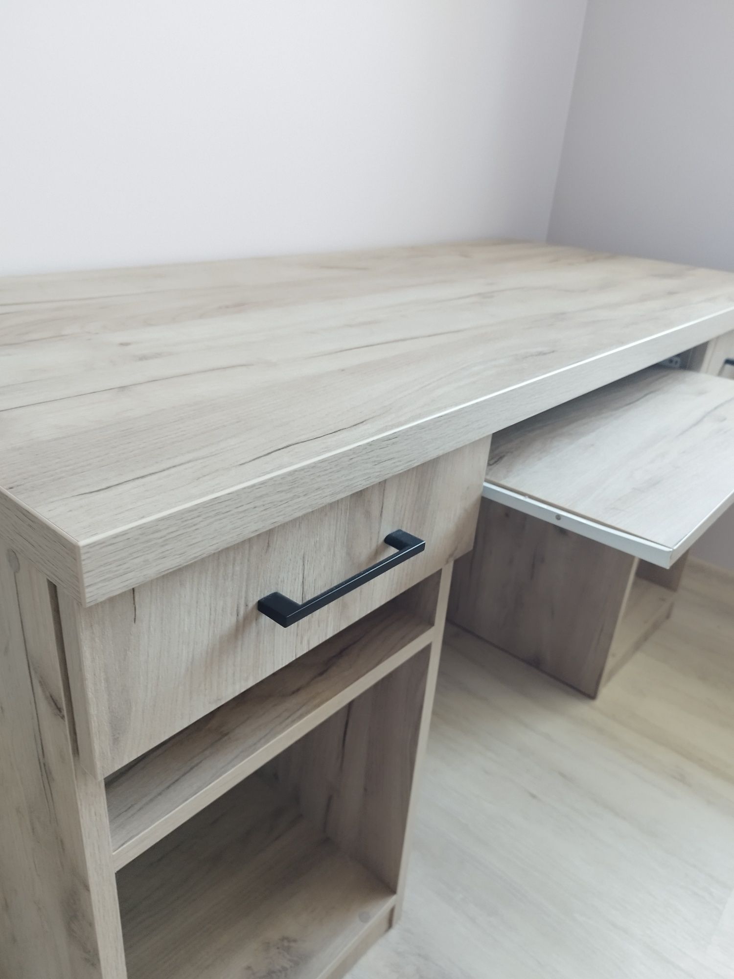Jak Nowe Piękne Solidne Biurko Komputerowe