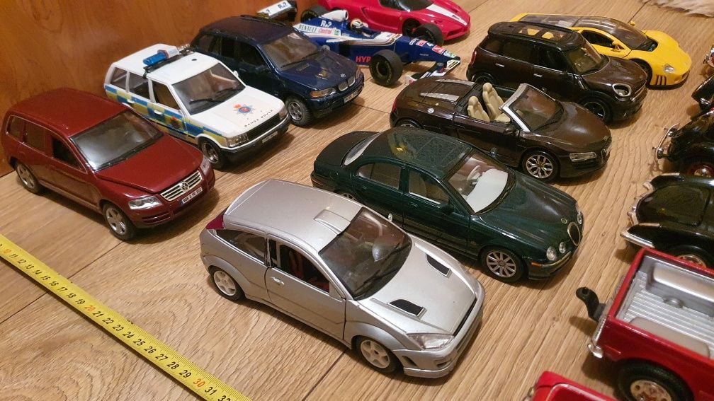 Vendo conjunto das 16 carrinhas 1:24