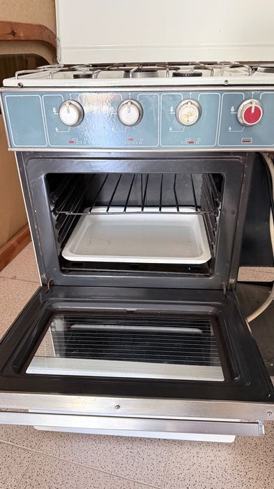 Fogão a gás e elétrico com forno