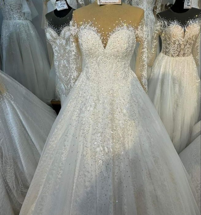 Розкішна весільна сукня з каменями