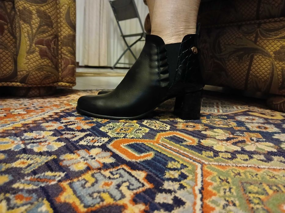 Botins pretos, tamanho 38 em pele e verniz