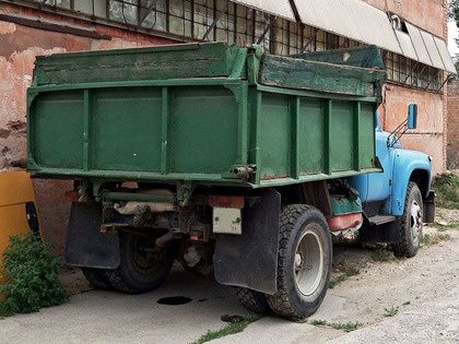 Услуги самосвалов ЗИЛ по вивозу мусора с грузчиками.