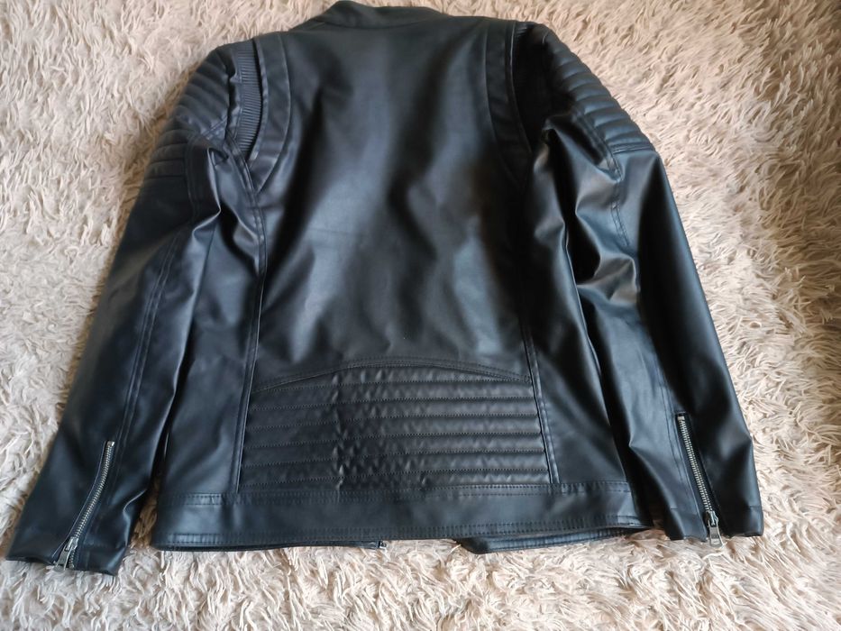 Чоловіча чорна шкіряна ( дуже якісний замінник) куртка