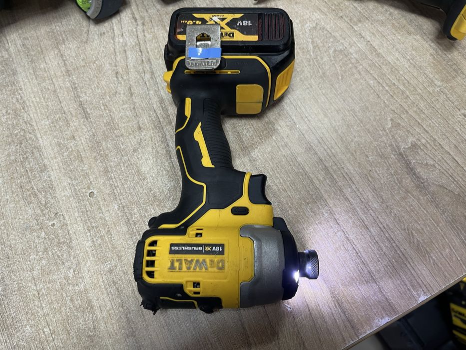 Dewalt DCF809 + АКБ 4.0Ah / безщітковий імпакт Девольт