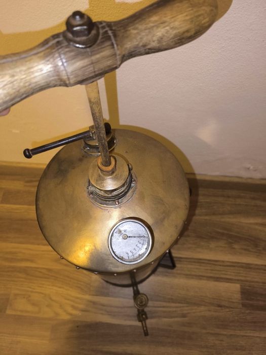 Pulverizador antigo em latão.