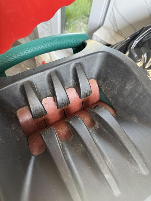 Подрібнювач гілок садовий,дробілка Bosch AXT Rapid 2200