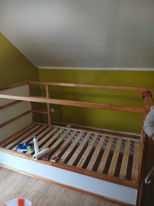 Łóżko piętrowe z możliwością odwrócenia.