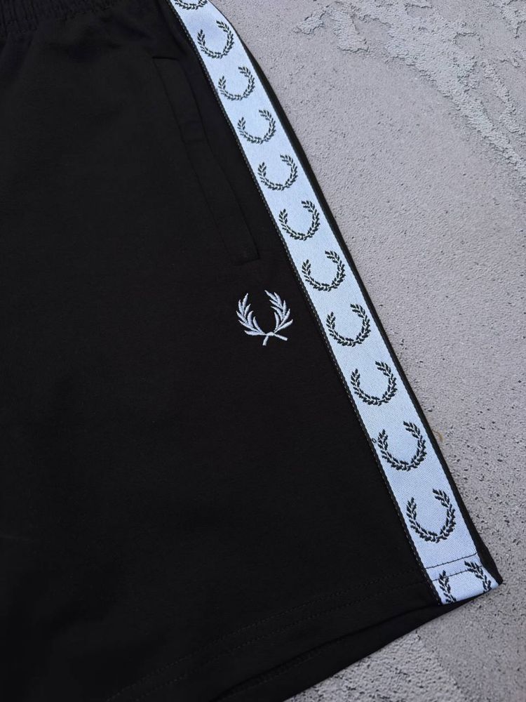 Набір Fred Perry лампас футболка шорти 2 пари шкарпетки в подарунок