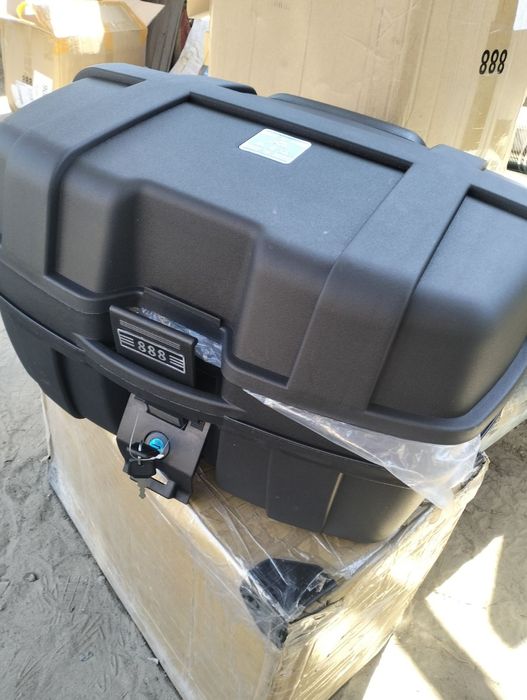 Кофр кейс универсальный на мотоцикл Givi 47 л 52 л с площадкой креплен