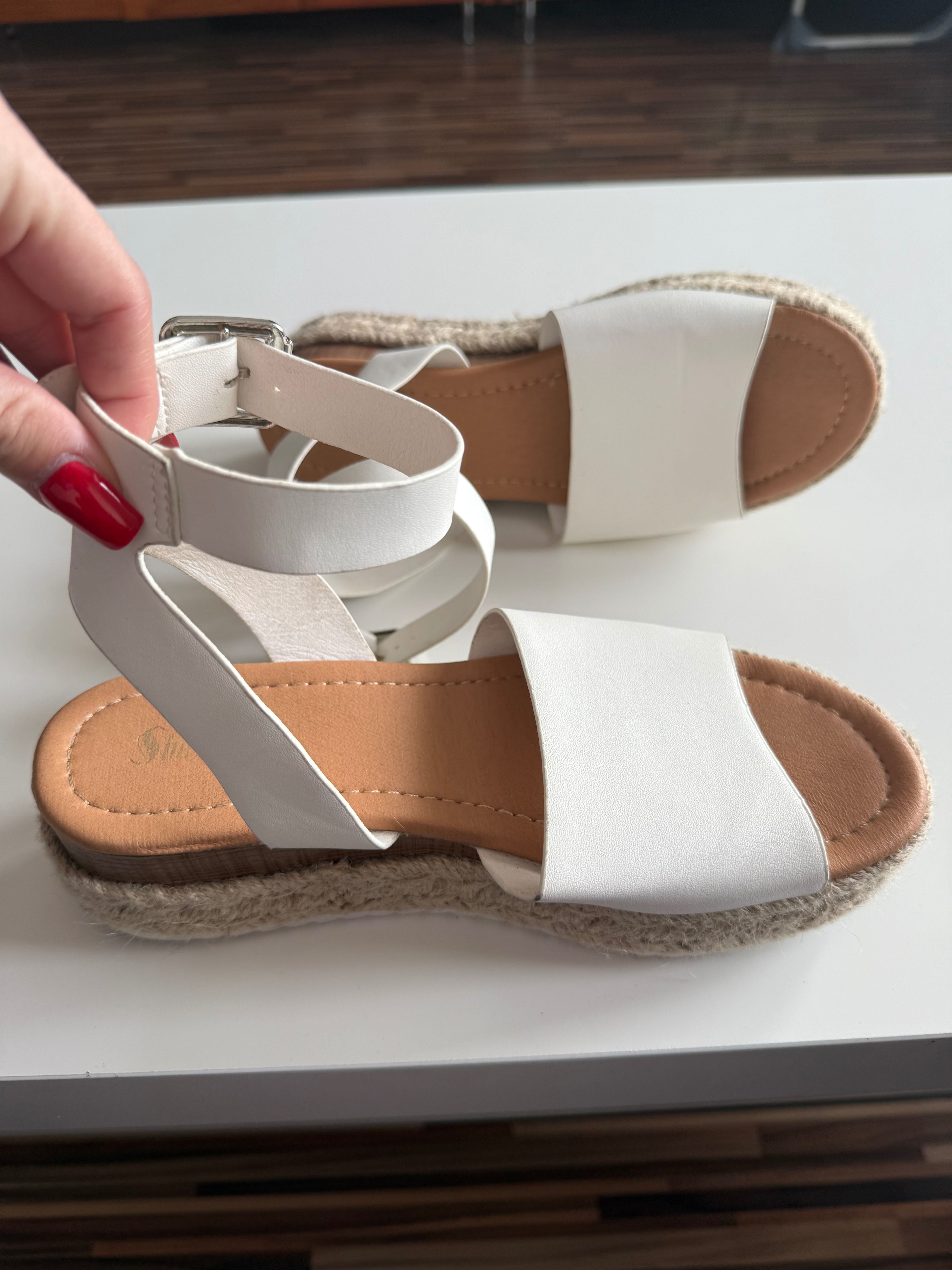 Buty ślubne lub buty na zmianę sandały