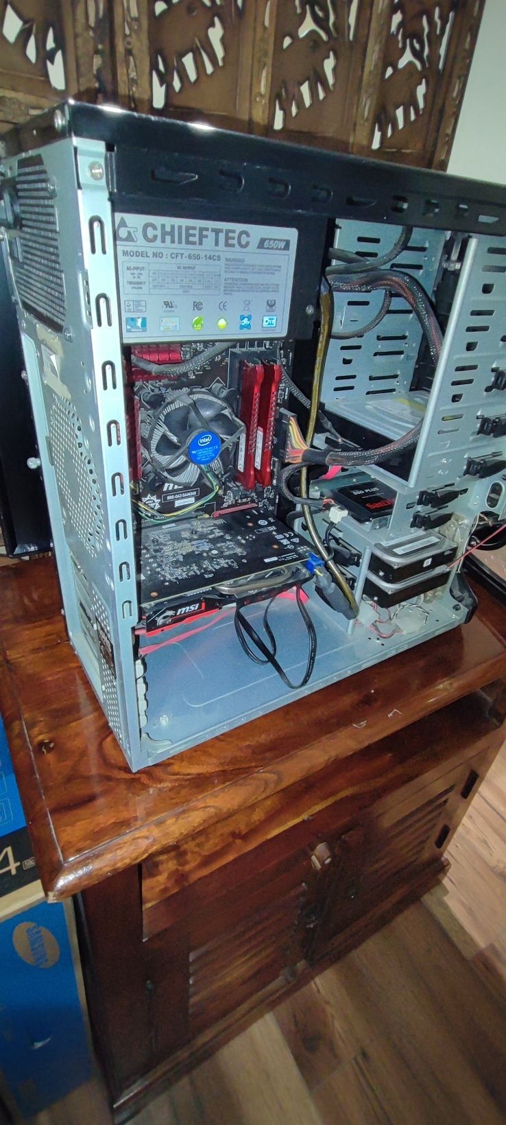 Komputer gamingowy z monitorem