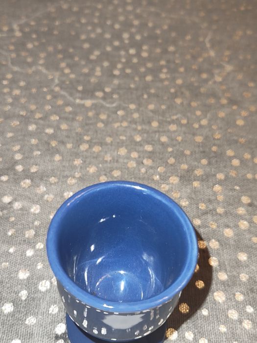 Uroczy Kieliszek na Jajko - Wesoła Buźka i Intensywny Błękit