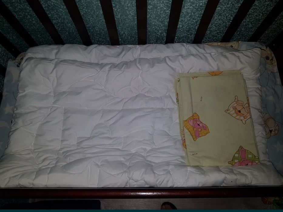 Детская кроватка с ящиком + матрас+ одеяло+ постельное 2 комплекта