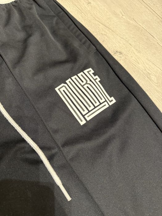 Продам чоловічі спортивні штани Nike, легкі та стильні.