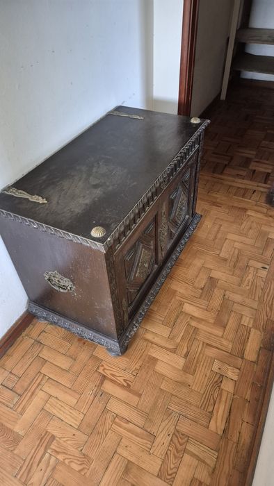 Quarto completo: cama, mesas cabeceira, cómoda e roupeiro