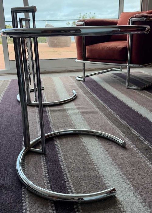 Conjunto de mesas ajustáveis estilo Eileen Gray