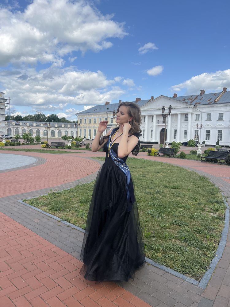 Випускна сукня, чорного кольору