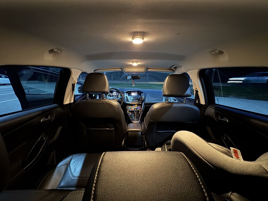 Економний та надійний автомобіль, салон в шкірі