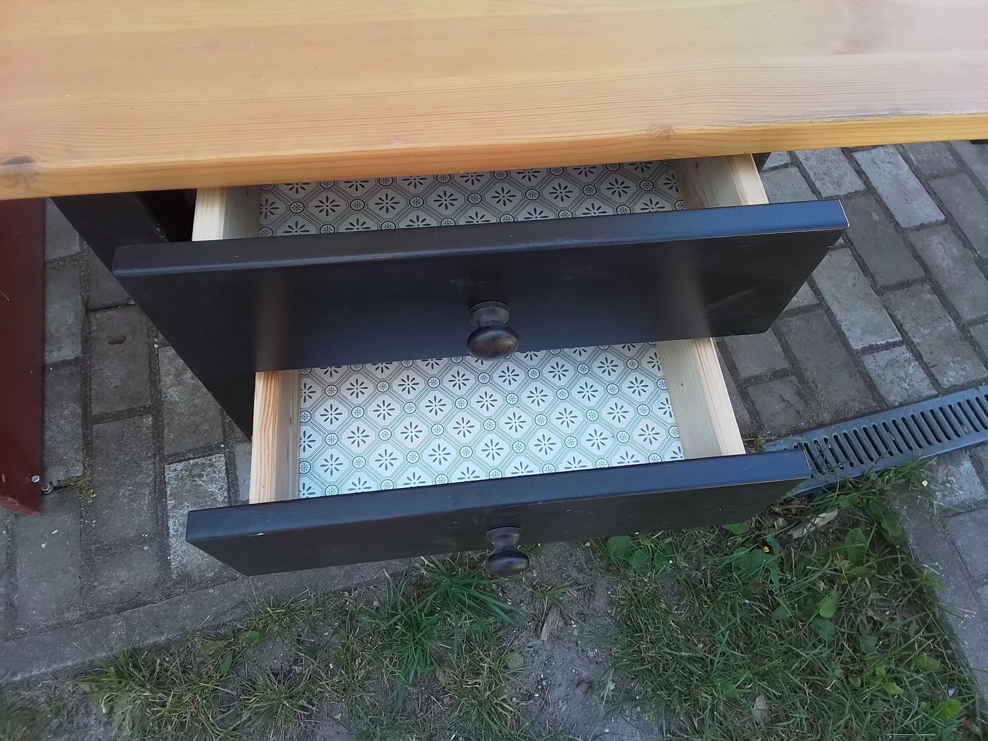 Stół z szufladami