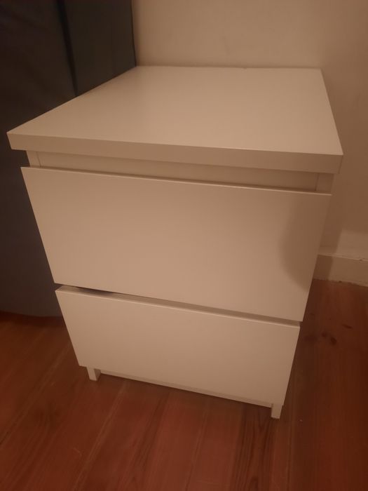 Cama de solteiro com colchão,mesa de cabeceira, guarda roupa , mesa