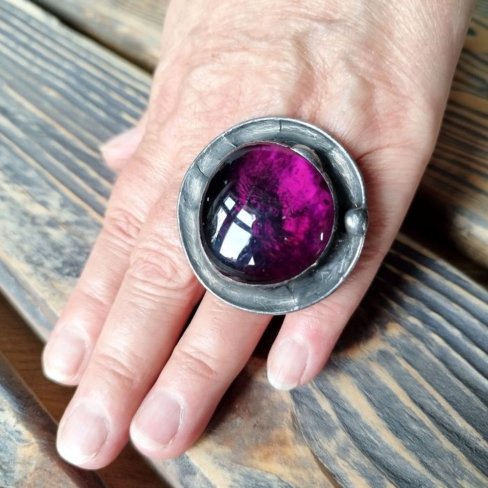Okazały duży ametystowo fioletowy regulowany pierścionek witrażowy