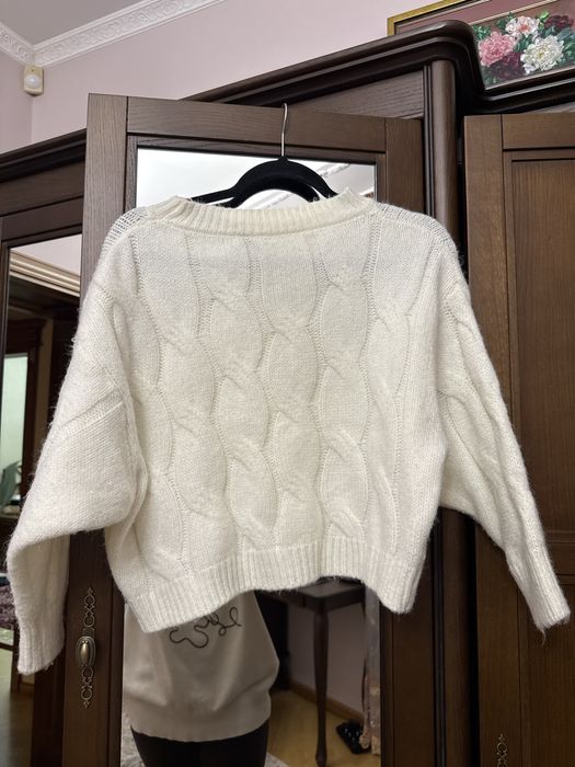 Білий жіночий светр