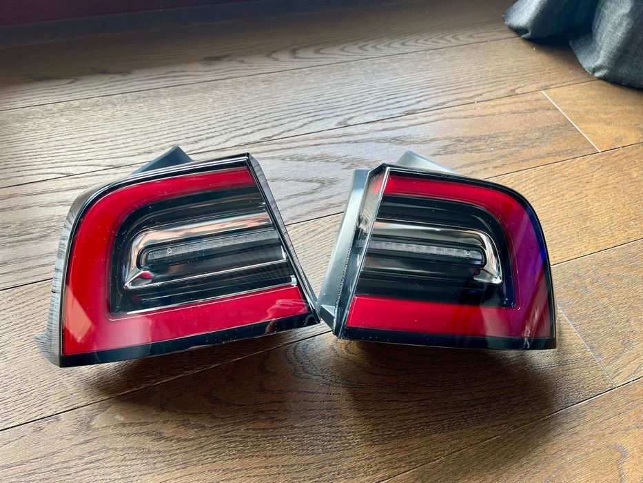 Tesla Model 3 задні фари з червоними поворотами