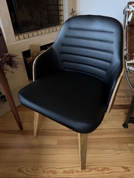 Cadeira em madeira e preto