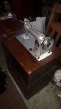 Швейная  машинка встроенная в стол, ножная