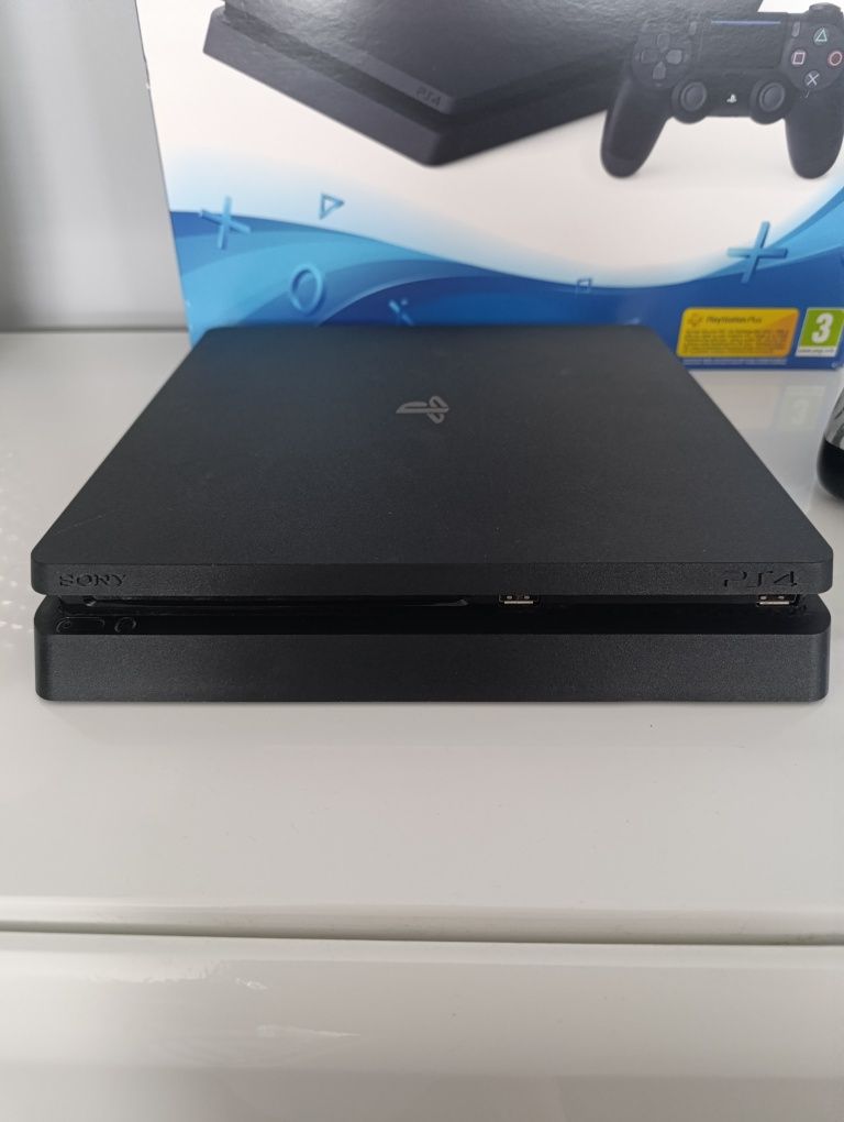 Konsola PS4 plus 3 pady plus gry