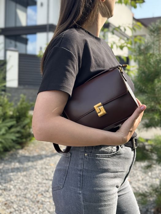 Стильна жіноча сумка, яка закохує з першого дотику