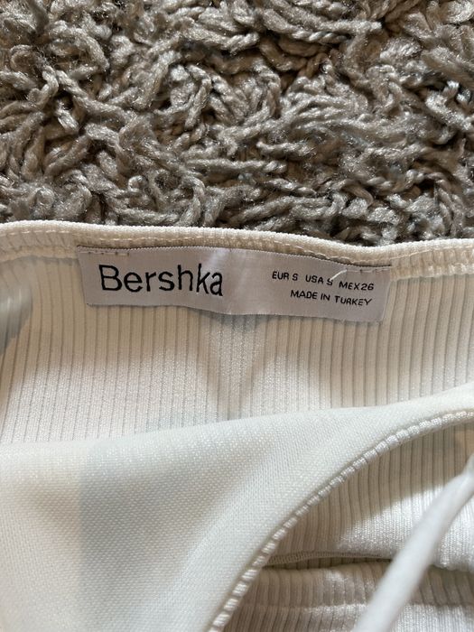 biały top na ramiączka