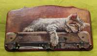 Ключница ручной работы настенная "Кот на чемодане".